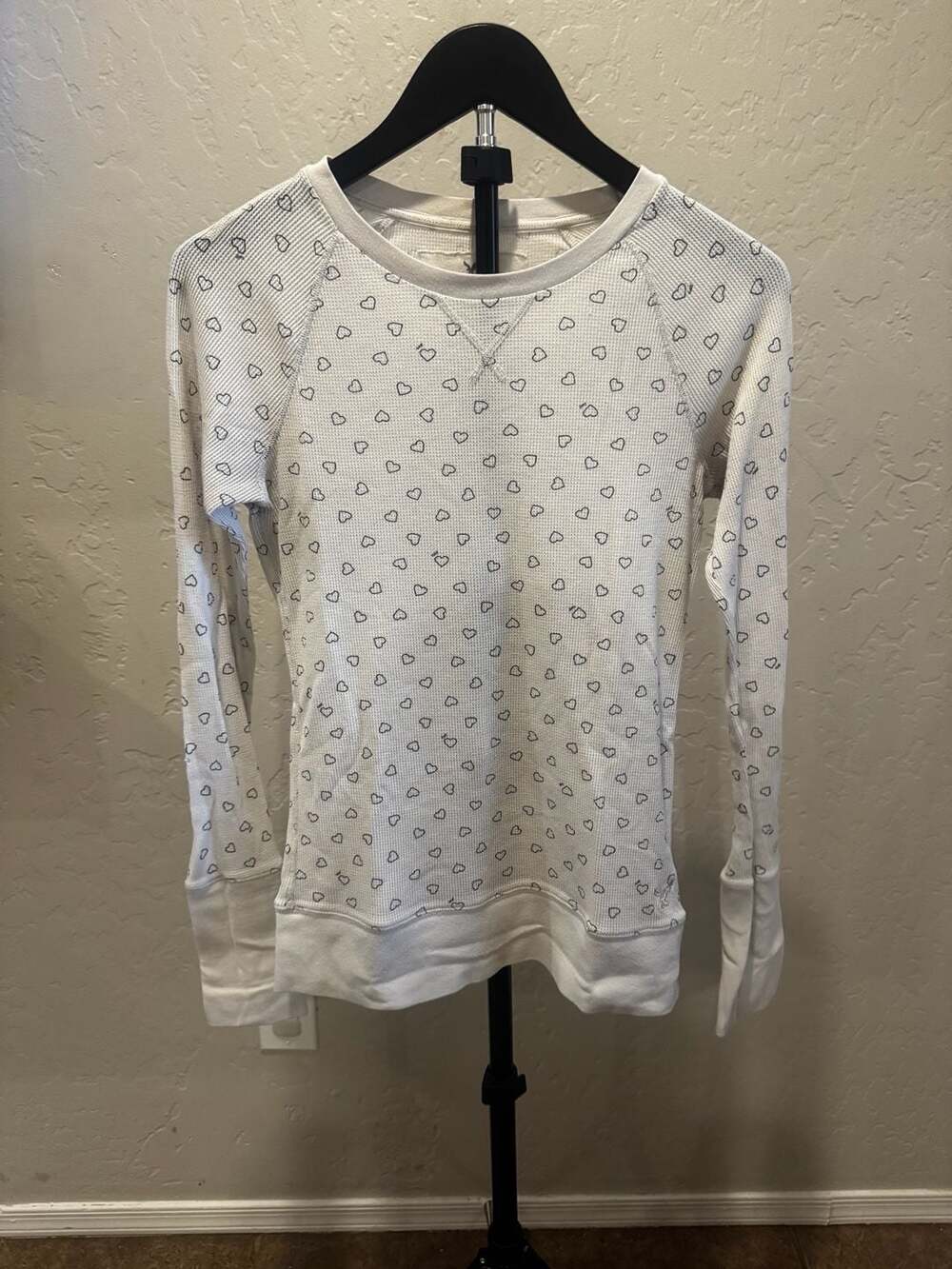 American Eagle Outfitters Thermal Shirt Size L Heart Print Long Sleeve